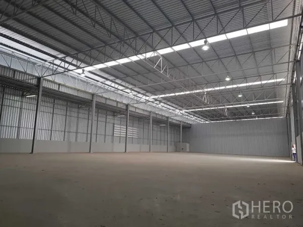 คลังสินค้า ให้เช่าในLat Krabang, Bangkok - ภายในโกดังเพดานสูง โครงหลังคาเหล็ก มีสกายไลท์และพื้นคอนกรีตเรียบ