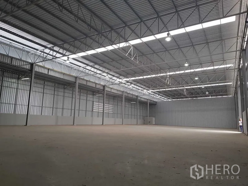 คลังสินค้า ให้เช่าในLat Krabang, Bangkok - ภายในโกดังเพดานสูง โครงหลังคาเหล็ก มีสกายไลท์และพื้นคอนกรีตเรียบ