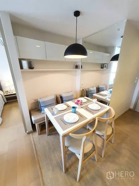 คอนโด ให้เช่าในWatthana, Bangkok - มุมรับประทานอาหารสบายๆ มีเบาะนั่งบิลท์อิน ชั้นวางของ และโคมแขวนสีดำ