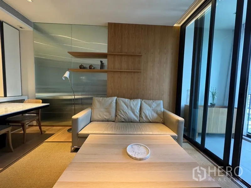 คอนโด ให้เช่าในKhlong Toei, Bangkok - มุมนั่งเล่นอบอุ่น โซฟา ชั้นลอย และประตูกระจกบานเลื่อนออกระเบียง