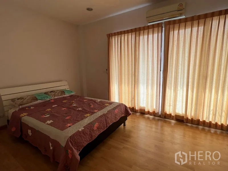 ทาวน์เฮาส์ ให้เช่าในWang Thonglang, Bangkok - ห้องนอนใหญ่ พร้อมหน้าต่างกว้าง ผ้าม่าน และเครื่องปรับอากาศ