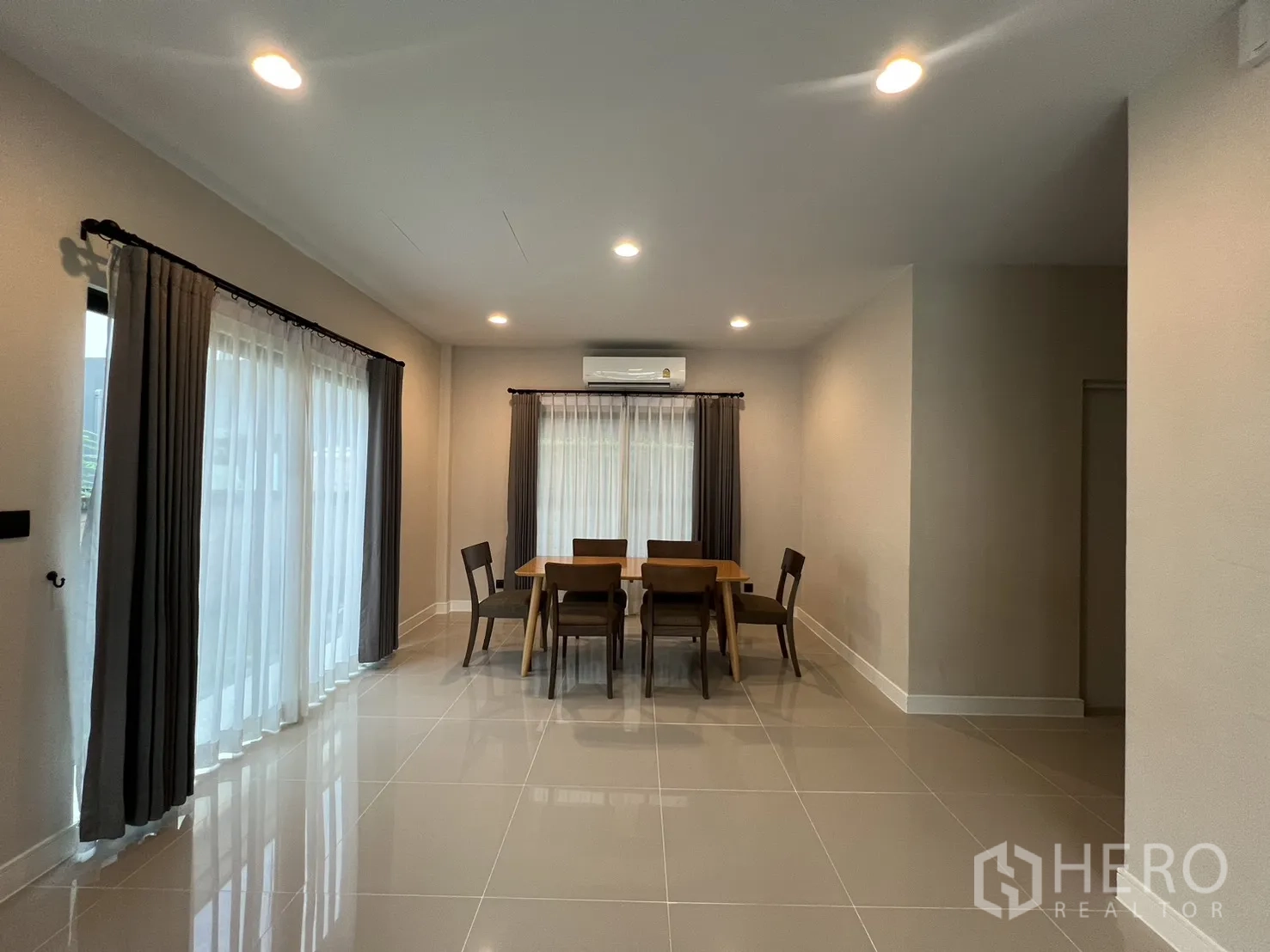 บ้าน ให้เช่าในBang Kapi, Bangkok - พื้นที่ทานอาหาร โต๊ะหกที่นั่ง พร้อมหน้าต่างและผ้าม่าน