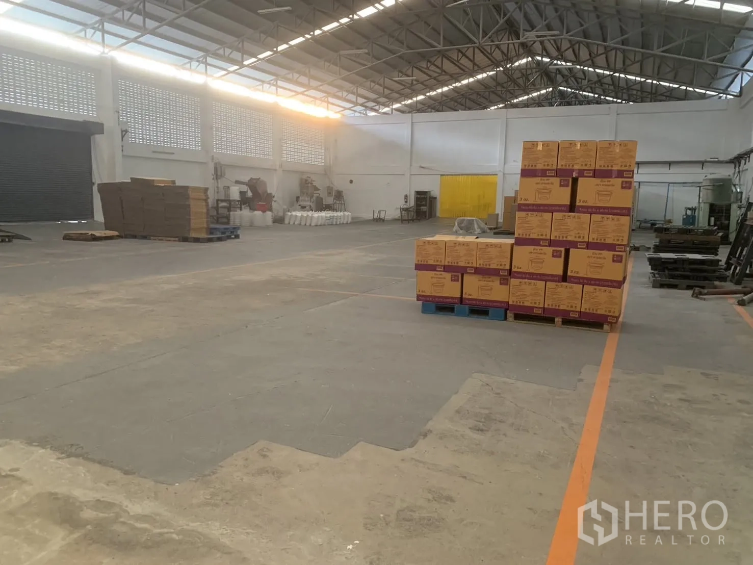 โกดัง for rent in Bang Phli, Samut Prakan - พื้นที่โกดังภายในกว้าง หลังคาโครงเหล็ก มีกล่องบนพาเลทและเส้นแบ่งบนพื้น