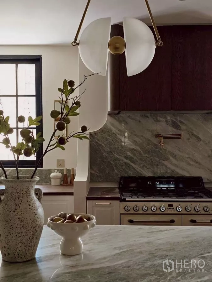 带办公室的家 出售在Phra Khanong, Bangkok - 美食家厨房一角，SMEG 燃气灶、大理石挡板与台面。