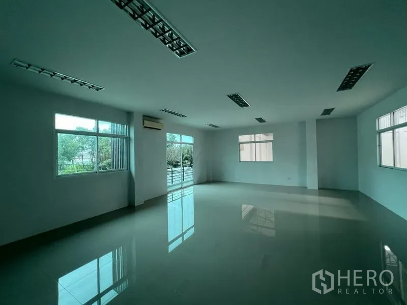 โรงงาน ให้เช่าในPhra Samut Chedi, Samut Prakan - ออฟฟิศชั้นลอยสว่าง โปร่ง พื้นเงา ไฟฟลูออเรสเซนต์ และหน้าต่างรอบด้านมองเห็นต้นไม้