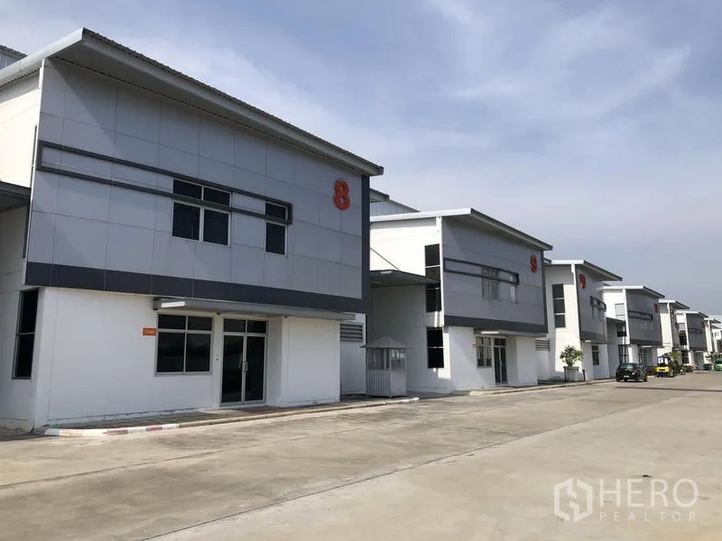工厂 出租在Phra Nakhon Si Ayutthaya - 多栋新式厂房沿宽阔园区道路排列，配停车区。