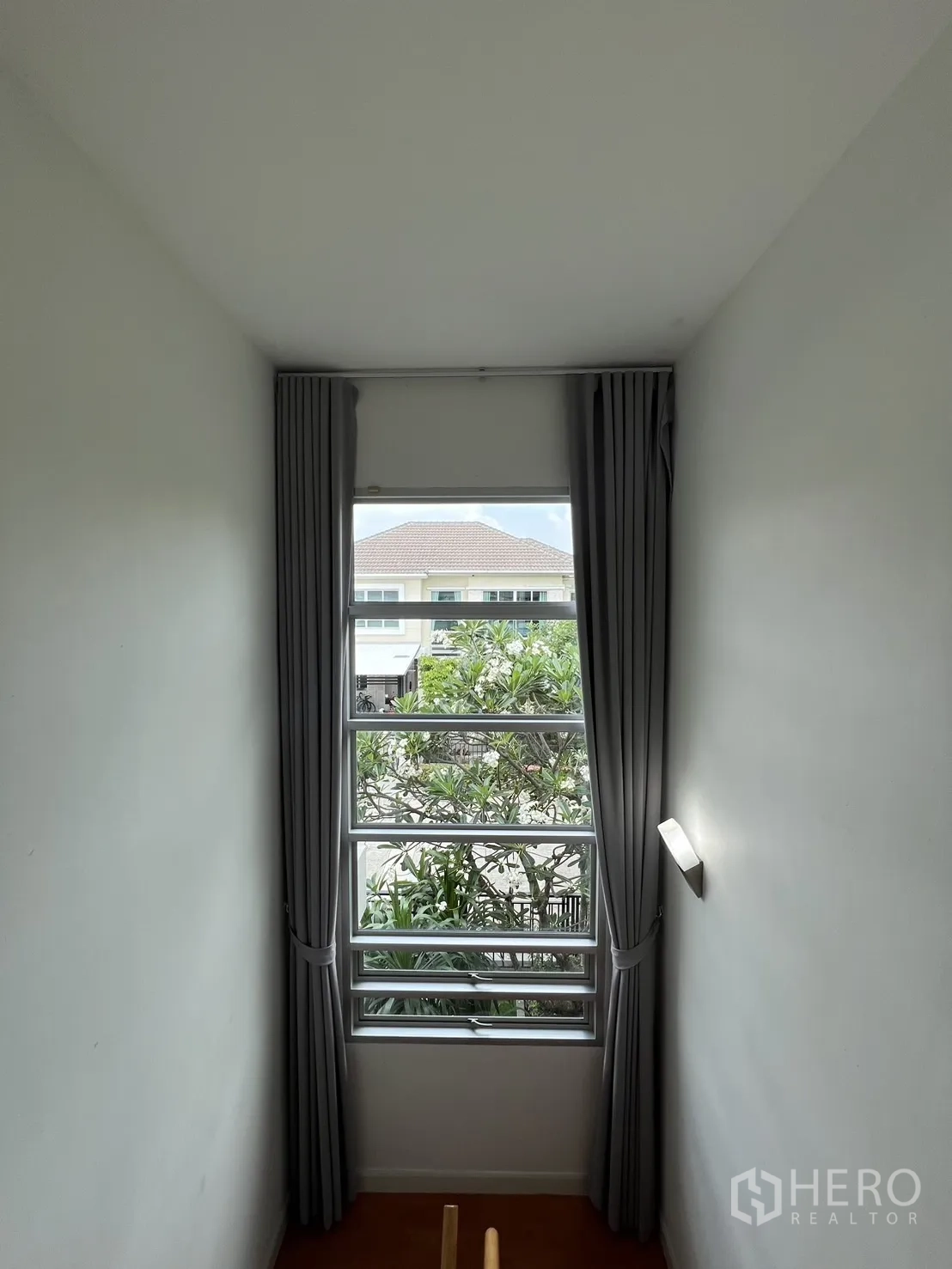 独立式住宅 出租在Saphan Sung, Bangkok - 主卧带床、阳台推拉门与空调