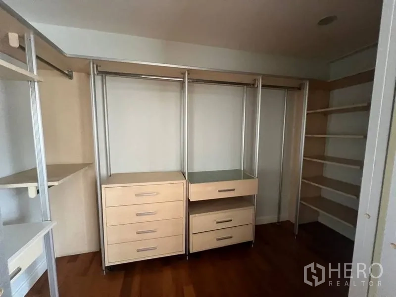 ทาวน์เฮาส์ ให้เช่าในKhlong Toei, Bangkok - ห้องแต่งตัวแบบวอล์กอิน มีตู้ลิ้นชัก ชั้นวาง และราวแขวนเสื้อผ้า