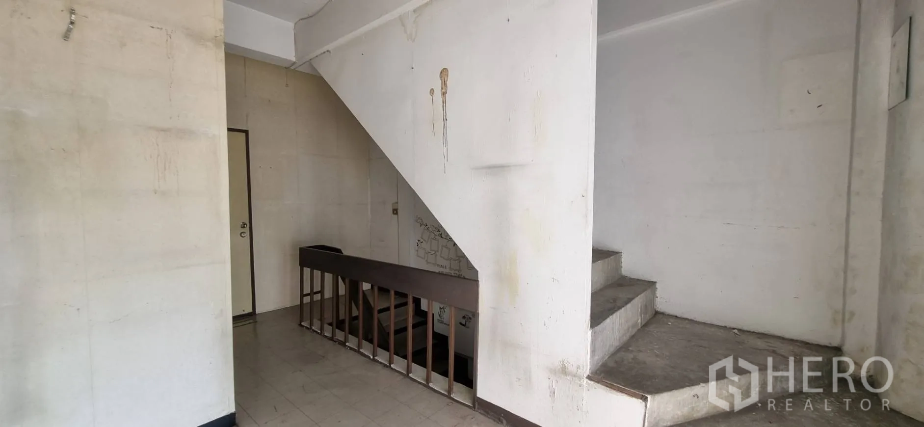 店屋 出租或出售在Bangkok - 楼梯间，混凝土台阶与栏杆及白色墙面。