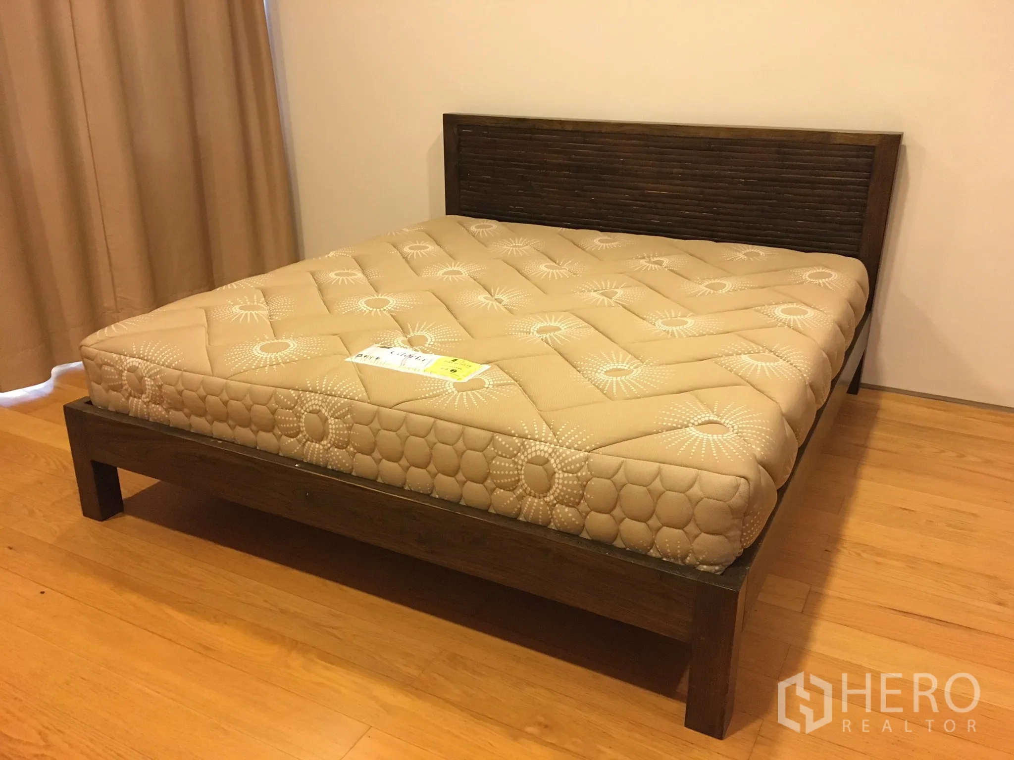 คอนโด ให้เช่าในKhlong Toei, Bangkok - ห้องนอนอบอุ่นเตียงไม้พร้อมที่นอนสีเบจ