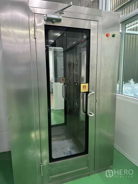 Factory for rent in Khlong Luang, Pathum Thani - Stainless steel air-shower entry booth for cleanroom access inside the factory.