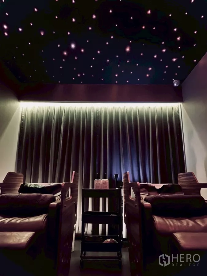 พื้นที่ขายปลีก ให้เช่า - ห้องสระผมแสงน้อย เพดานลายดาวและเก้าอี้เอนสองตัว