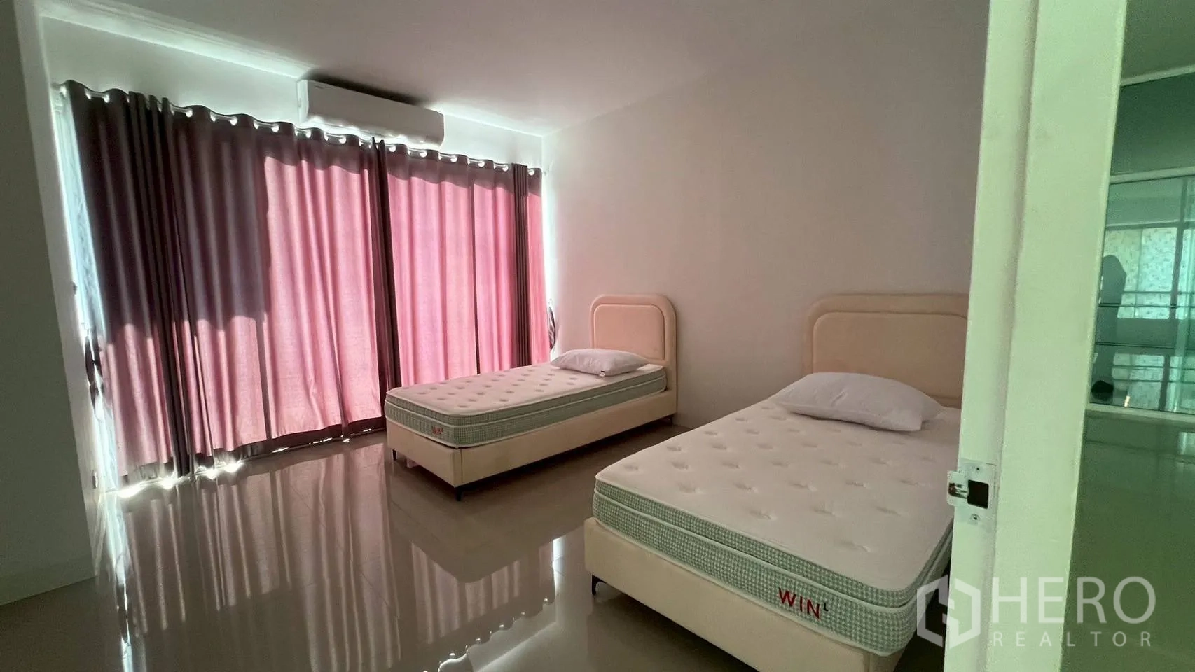家庭办公室 for rent in Wang Thonglang, Bangkok - 双单人床房，粉色窗帘与壁挂空调。