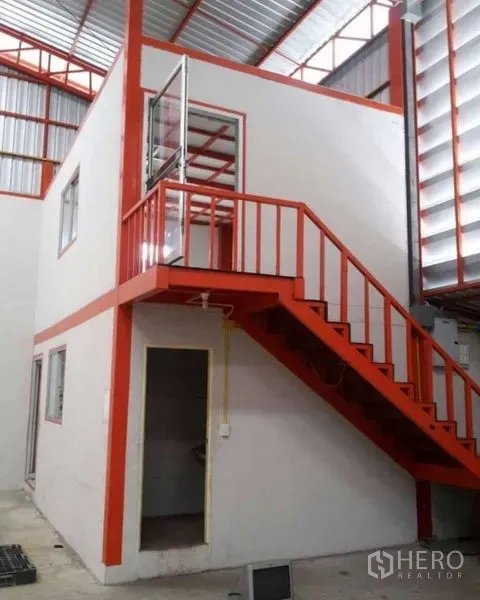 คลังสินค้า ให้เช่าในBang Phli, Samut Prakan - ออฟฟิศสองชั้นภายในโกดังพร้อมบันไดเหล็กสีส้มและประตูกระจก