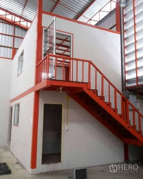 คลังสินค้า ให้เช่าในBang Phli, Samut Prakan - ออฟฟิศสองชั้นภายในโกดังพร้อมบันไดเหล็กสีส้มและประตูกระจก