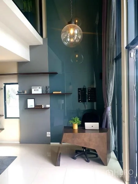 สำนักงานที่บ้าน ให้เช่า - โถงต้อนรับเพดานสูง โคมไฟแขวน โต๊ะทำงานริมผนังกระจกสูง