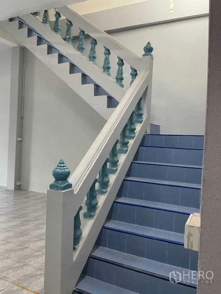 Warehouse for rent in Sai Noi, Nonthaburi - Blue-tiled staircase with a decorative balustrade connecting levels.