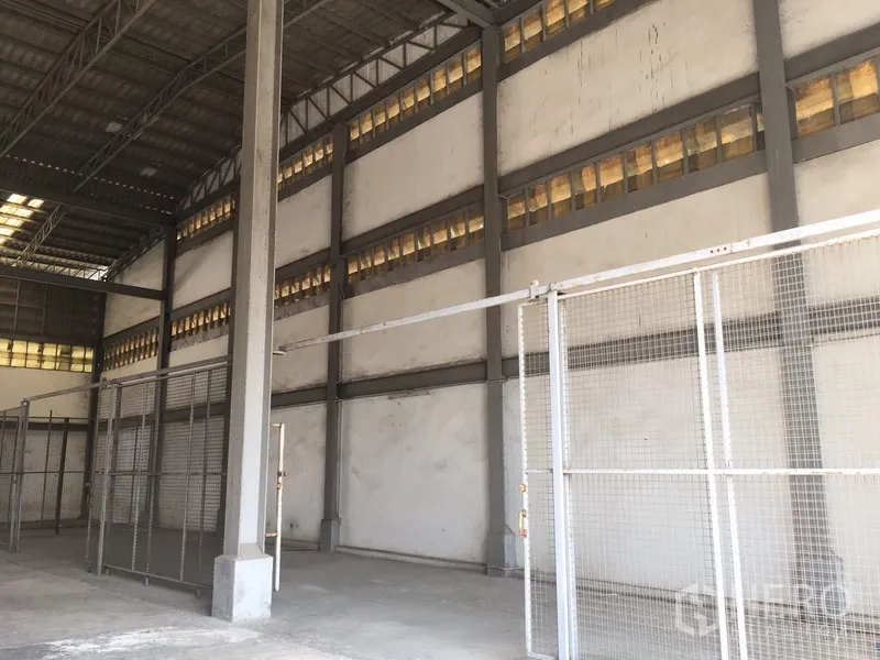货栈 出租或出售在Bang Kapi, Bangkok - 仓内带金属围网的安全储物区与结构立柱。
