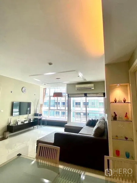 คอนโด for  - ห้องนั่งเล่นสว่าง โซฟาเข้ามุม ทีวีผนัง และหน้าต่างเต็มบานของคอนโดหัวหมาก