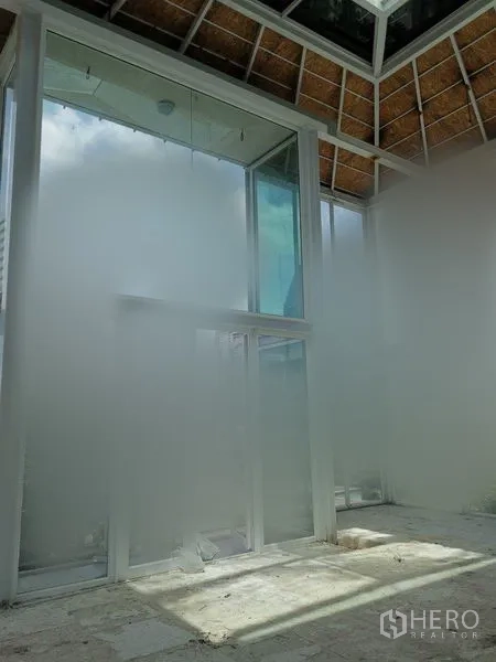 零售空间 出租在Watthana, Bangkok - 双层挑高的玻璃中庭，为空间引入充足自然光。