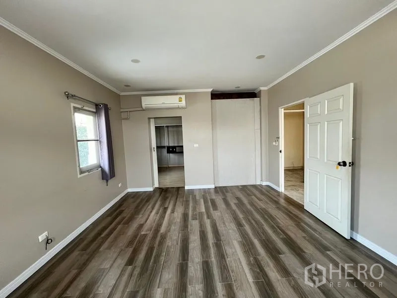 บ้าน ให้เช่าหรือขายในLak Si, Bangkok - ห้องนอนมาสเตอร์กว้าง พื้นลามิเนตและเครื่องปรับอากาศ