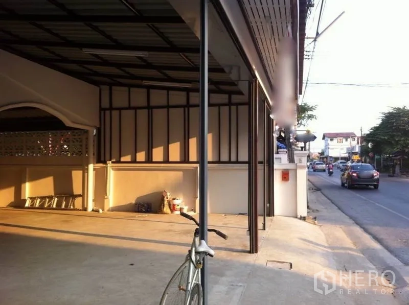 คลังสินค้า ให้เช่าในLam Luk Ka, Pathum Thani - พื้นที่ลานโหลดสินค้ามีหลังคาเหล็ก เข้าถึงถนนได้โดยตรง