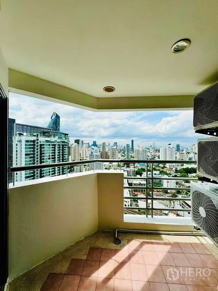 คอนโด ให้เช่าในKhlong Toei, Bangkok - ระเบียงมีชายคา ราวกันตก มองเห็นวิวสกายไลน์กว้างจากชั้นสูง