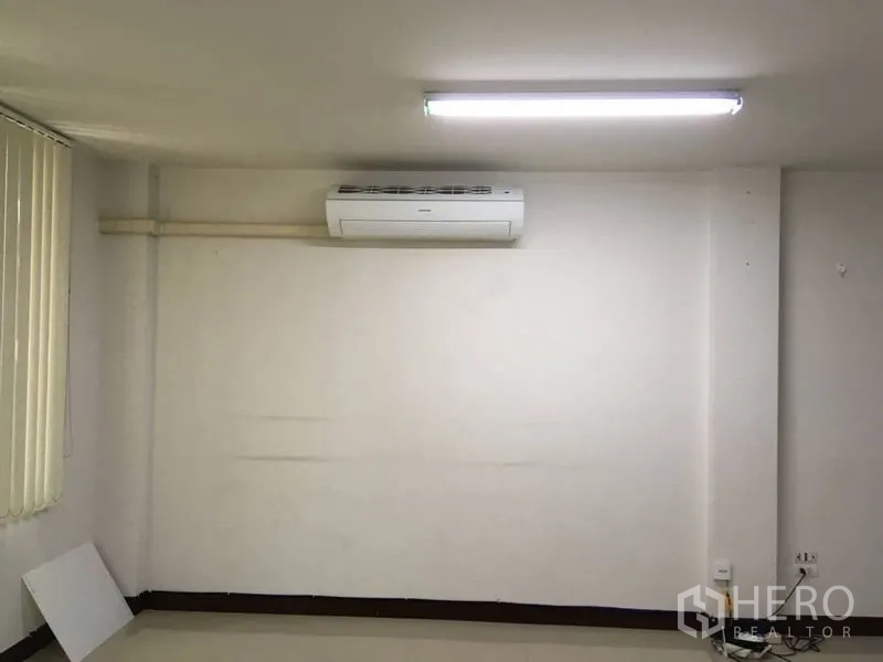 Home Office for rent in Lat Krabang, Bangkok - Air-conditioned white office room with fluorescent lighting and tiled floor.