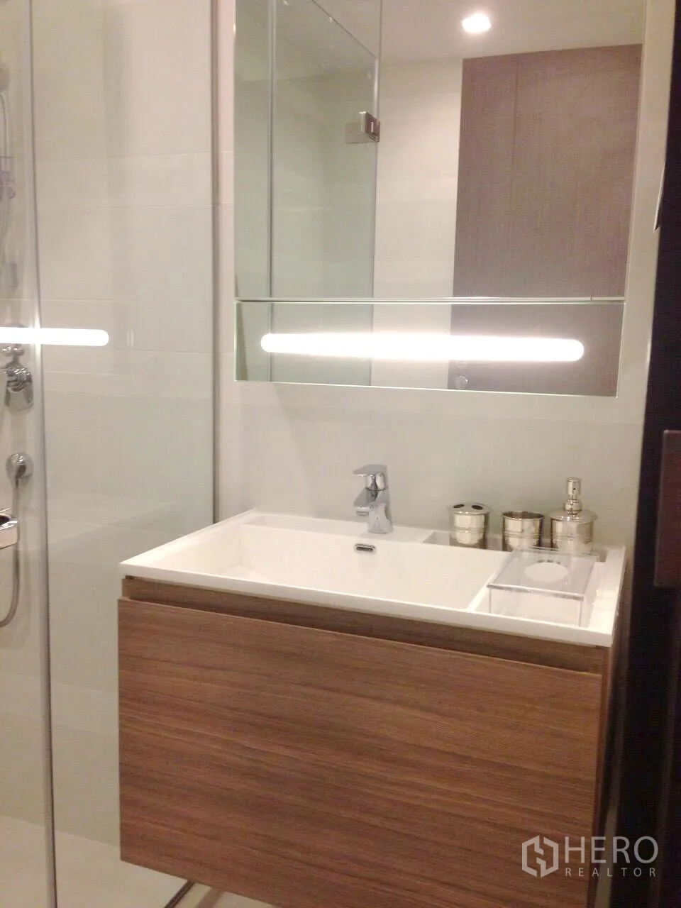 公寓 出租在Khlong Toei, Bangkok - 当代风格浴室，玻璃淋浴间、墙挂式洗手台与大镜面。