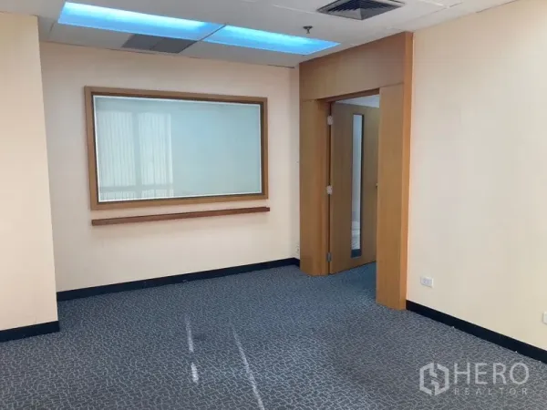 สำนักงาน ให้เช่า - ห้องทำงานส่วนตัว มีแผงโชว์บิวท์อิน ประตูไม้ และไฟฝ้าเพดาน