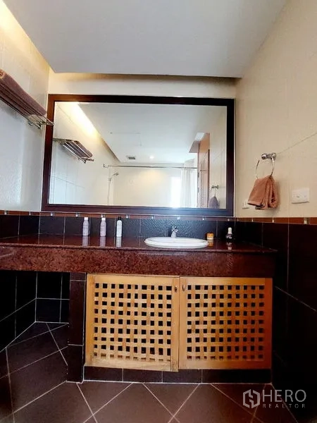 อพาร์ทเมนท์ ให้เช่า - เคาน์เตอร์อ่างล้างหน้าห้องน้ำ กระจกบานใหญ่ ท็อปหิน และตู้บานระแนงบิวท์อิน