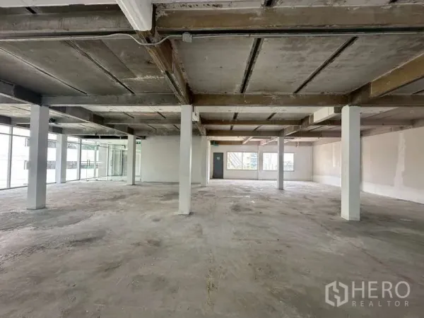 พื้นที่ขายปลีก ให้เช่าในKhlong Toei, Bangkok - พื้นใช้งานกว้าง มีเสาหลายต้นและหน้าต่างด้านหลังในยูนิตค้าปลีก