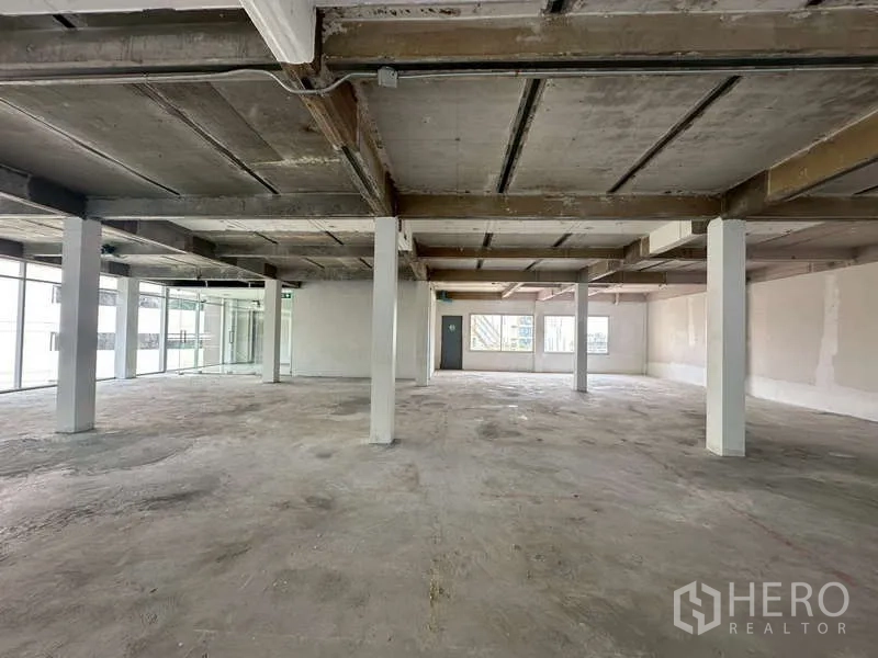 พื้นที่ขายปลีก ให้เช่าในKhlong Toei, Bangkok - พื้นใช้งานกว้าง มีเสาหลายต้นและหน้าต่างด้านหลังในยูนิตค้าปลีก
