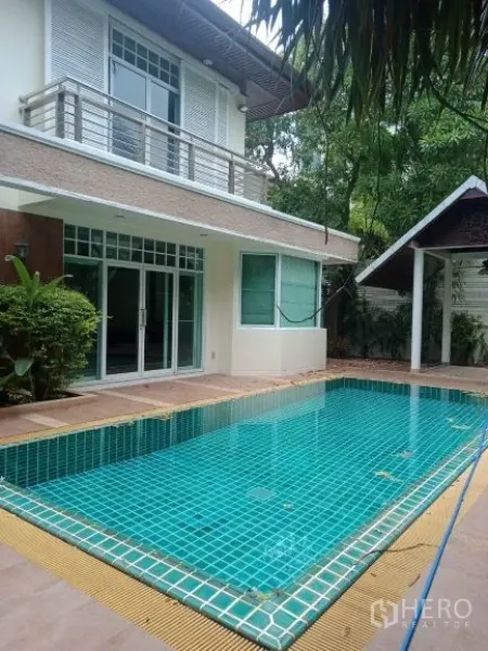 บ้าน ให้เช่าในBang Rak, Bangkok - สระว่ายน้ำส่วนตัวกระเบื้องสีฟ้า ข้างตัวบ้านพร้อมเฉลียงสวนและต้นไม้ร่มรื่น