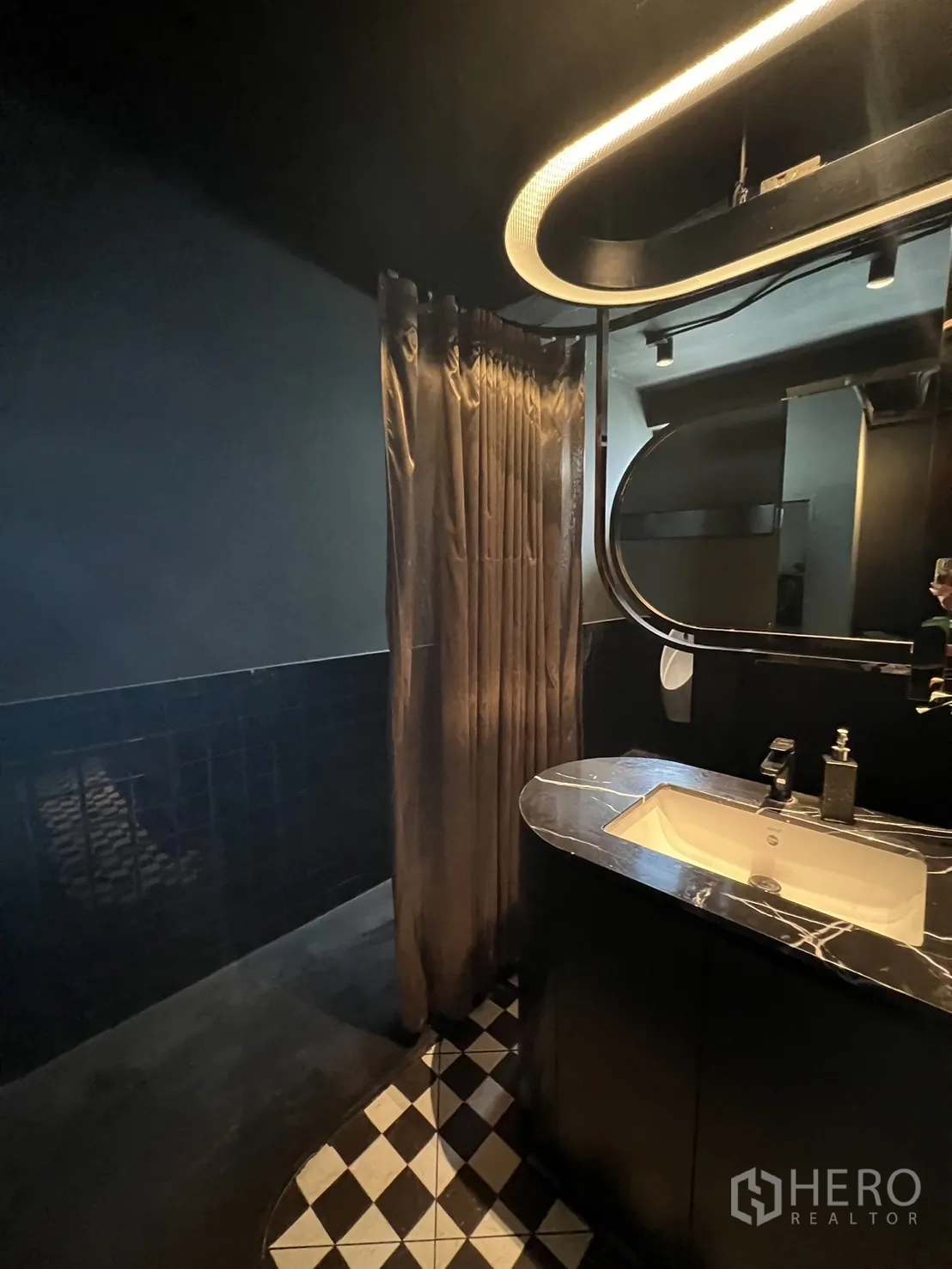 店屋 出租在Watthana, Bangkok - 现代化卫生间，发光镜与大理石台盆、棋盘格地砖
