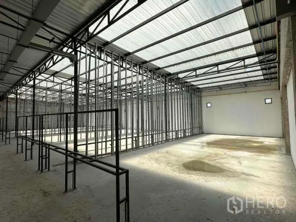 คลังสินค้า ให้เช่าในSai Noi, Nonthaburi - ภายในโกดังหลังคาสูง โครงเหล็กและคานทรัส พร้อมแผ่นหลังคาโปร่งแสงรับแสงธรรมชาติ