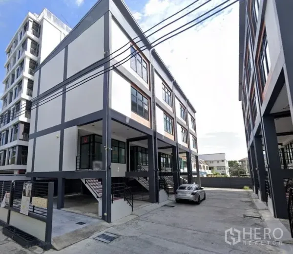 สำนักงานที่บ้าน ให้เช่าในPhra Khanong, Bangkok - อาคารโฮมออฟฟิศ 3 ชั้นสไตล์โมเดิร์น มีที่จอดรถในร่มภายในโครงการ