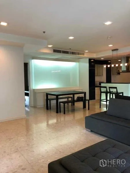 คอนโด ให้เช่าในKhlong Luang, Pathum Thani - พื้นที่นั่งเล่นและรับประทานอาหารแบบเปิดโล่ง พร้อมไฟฝังเพดานและพื้นมันวาว