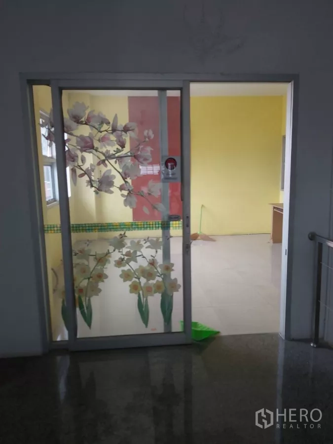 Warehouse for rent in Krathum Baen, Samut Sakhon - Sliding glass door with floral decals leading to an office area.