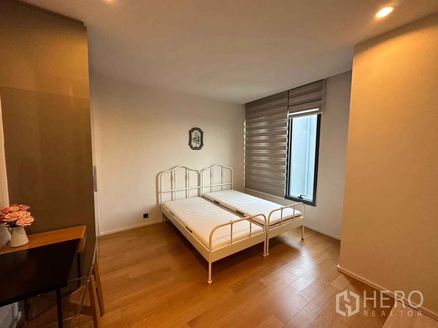 คอนโด for rent or sale in Chatuchak, Bangkok - ห้องนอนสว่าง เฟรมเตียงโลหะ มู่ลี่หน้าต่าง และพื้นไม้