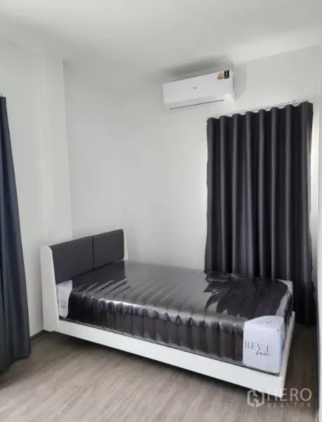 Detached House for rent in Bang Phli, Samut Prakan - Bright bedroom with new bed, air conditioning and dark curtains