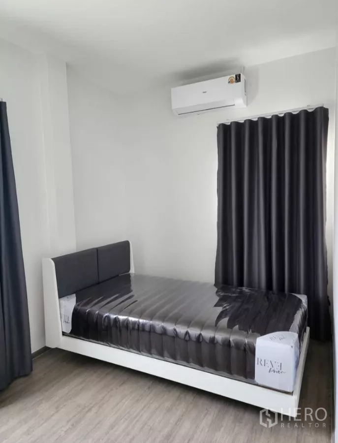Detached House for rent in Bang Phli, Samut Prakan - Bright bedroom with new bed, air conditioning and dark curtains