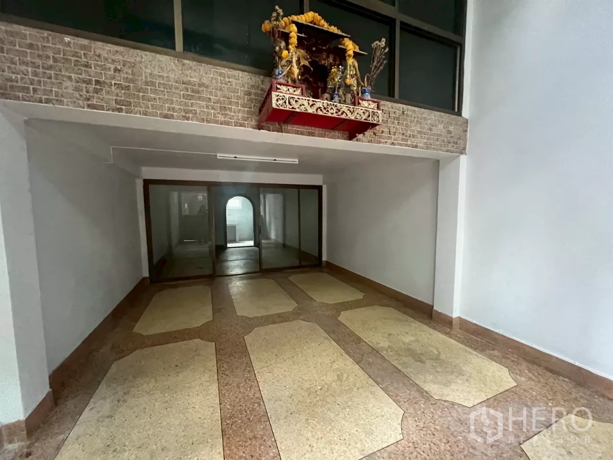 อาคารพาณิชย์ ให้เช่าในKhlong Toei, Bangkok - โถงชั้นล่าง พื้นลายหิน ผนังก่ออิฐ และฉากกั้นกระจกบานเลื่อน.