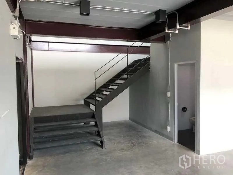 คลังสินค้า ให้เช่าในBang Phli, Samut Prakan - ชั้นล่างมีบันไดเหล็กขึ้นชั้นลอยและห้องน้ำข้างๆ