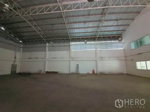 Factory for rent in Lam Luk Ka, Pathum Thani - Close view of steel truss roof, ventilation windows and industrial lighting inside the warehouse.