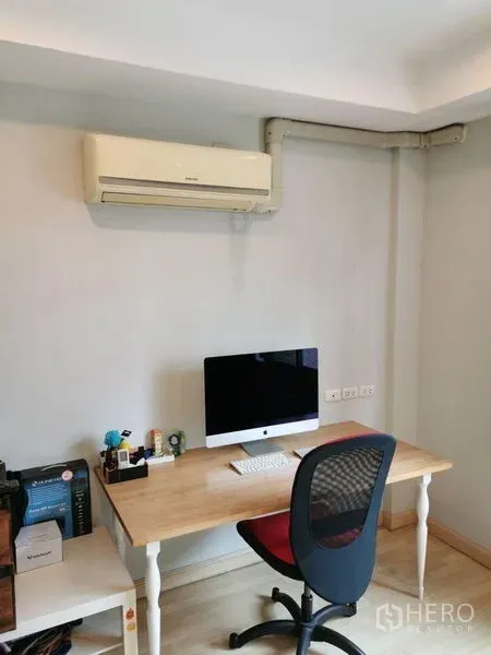 ทาวน์เฮาส์ ให้เช่าหรือขายในYan Nawa, Bangkok - มุมทำงานโต๊ะไม้ พร้อมคอมพิวเตอร์และเครื่องปรับอากาศติดผนัง