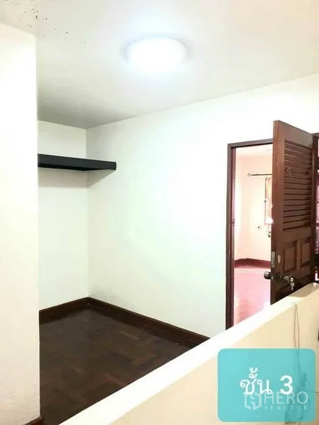 联排别墅 出售在Khlong Toei, Bangkok - 楼层小平台，木地板、墙上置物架与通往卧室的门