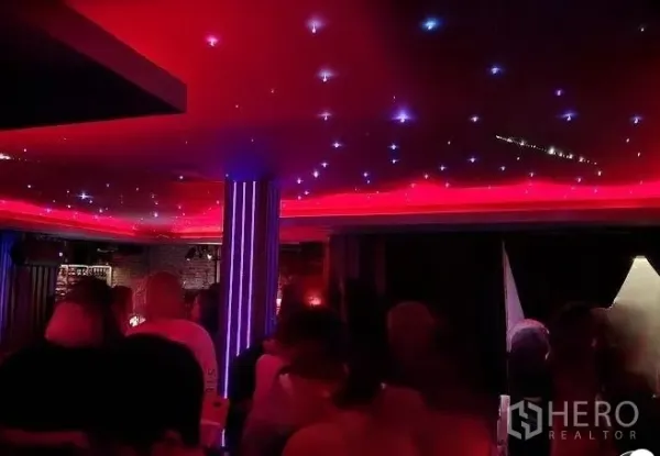 พื้นที่ขายปลีก ให้เช่า - ภายในพื้นที่รีเทล เพดานไฟ LED สีแดงและไฟดาว เสากลางและมุมบาร์ในบรรยากาศมืดเท่