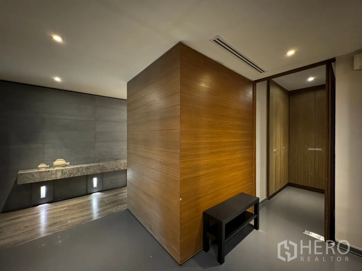 Condominium for rent - Hallway leading to dressing area with wood cladding and bench.