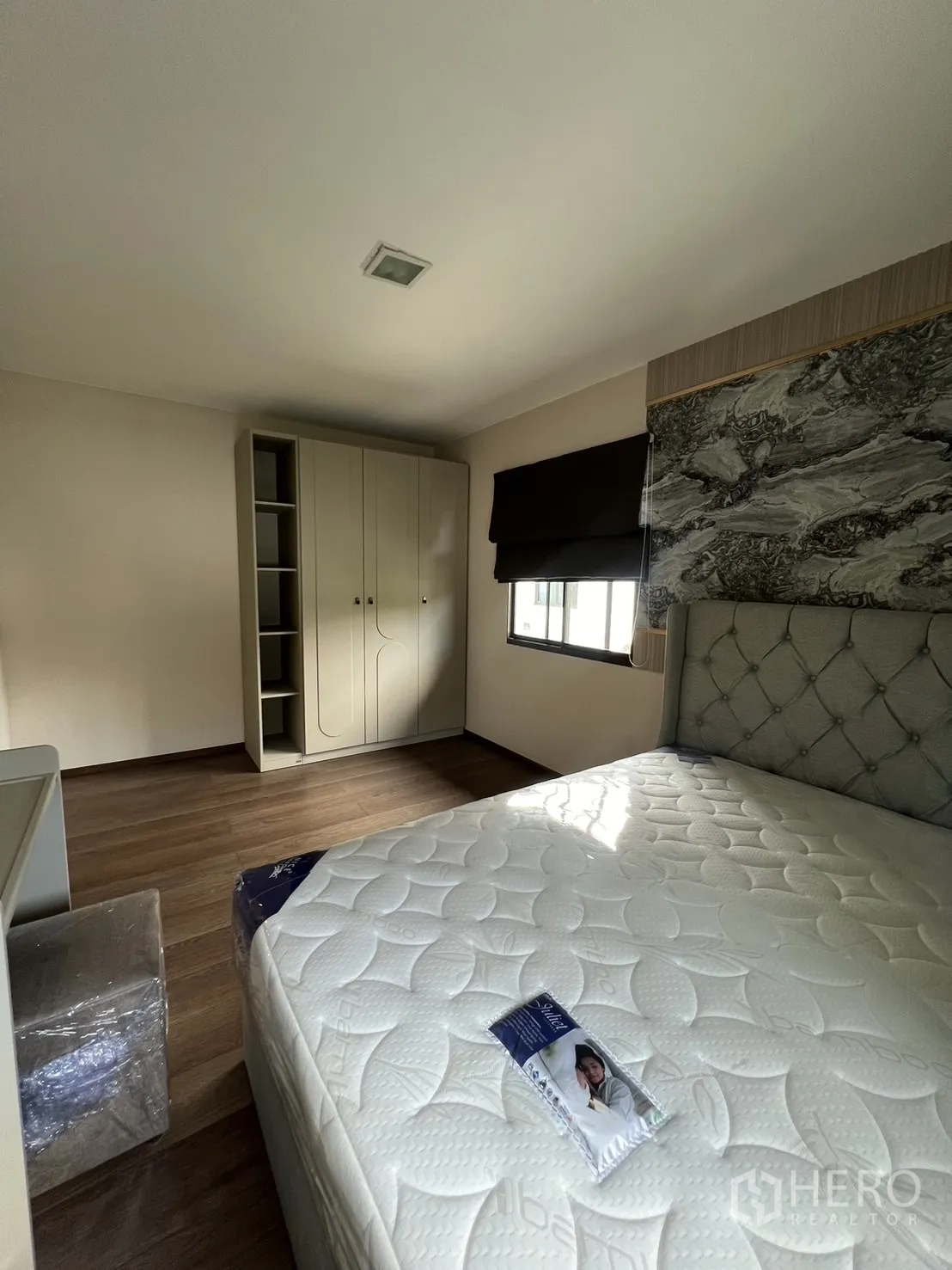 Detached House for rent in Bang Phli, Samut Prakan - Secondary bedroom showing wardrobe and window with blackout blind.